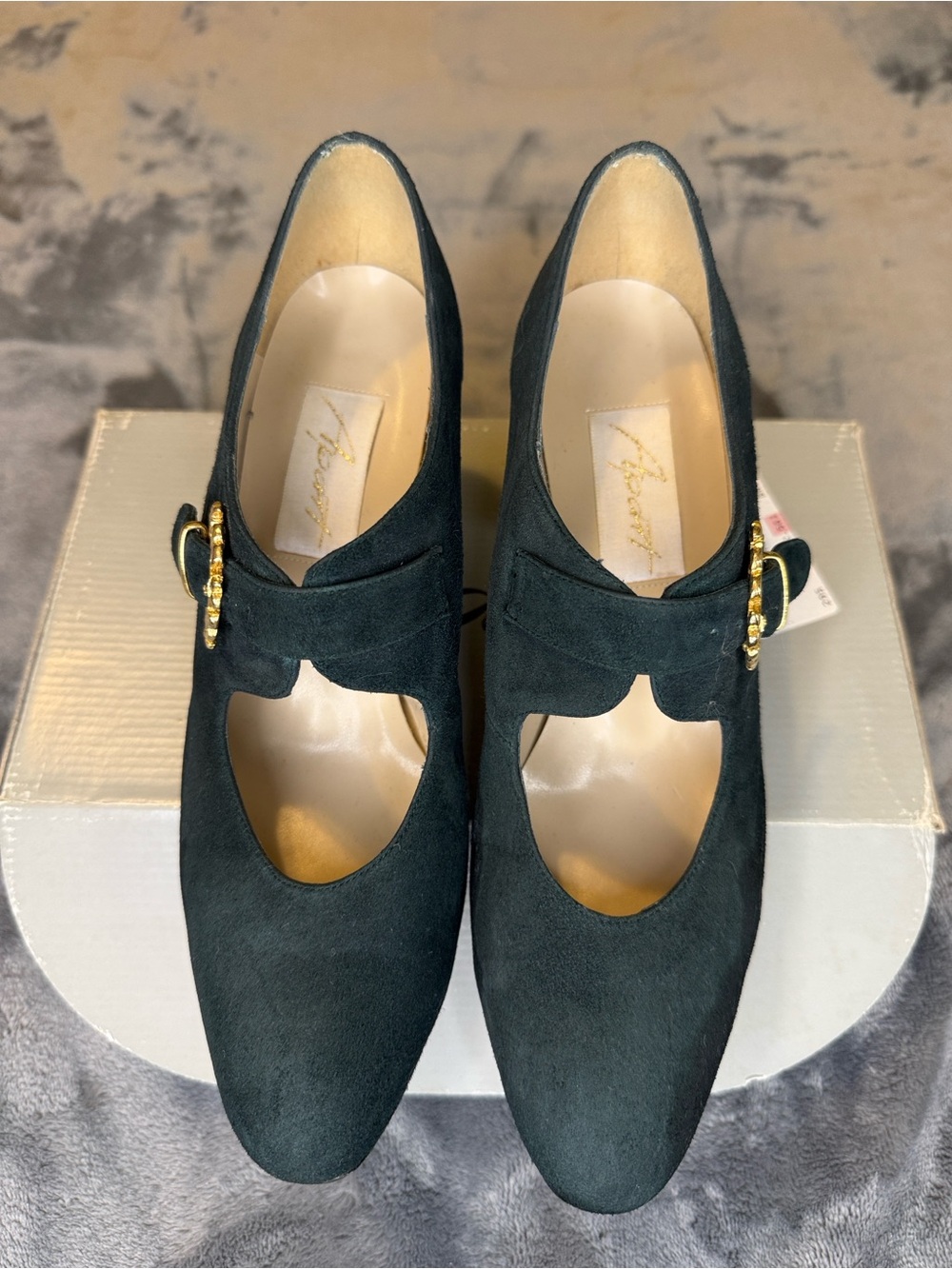 Apart Women's Dress Pumps Forest Green Suede with Gold Tone Buckle Size 8.5 B - Picture 2 of 12